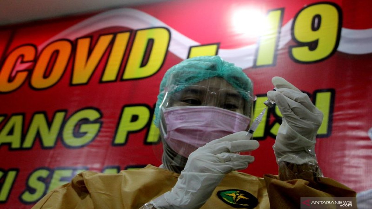 Petugas kesehatan memperlihatkan cairan vaksin COVID-19 Sinovac saat pelaksanaan vaksinasi di kantor Polda Sulsel, Makassar, Sulawesi Selatan, Kamis (25/2/2021). Vaksin COVID-19 Sinovac untuk program vaksinasi tahap kedua tersebut akan diberikan kepada petugas layanan publik, anggota TNI/Polri, jurnalis, pedagang dan lansia. ANTARA FOTO/Abriawan Abhe/hp. (ANTARA FOTO/ABRIAWAN ABHE)