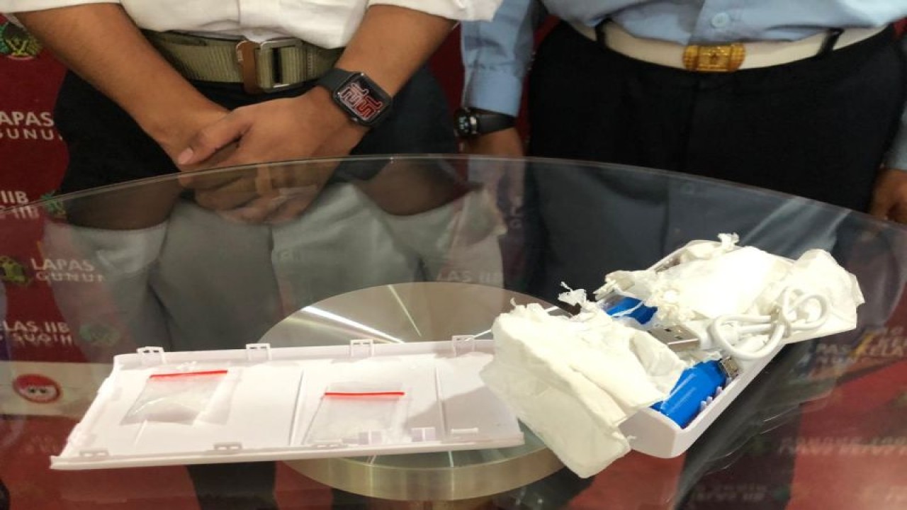 Petugas Lapas Kelas IIB Gunung Sugih menggagalkan upaya penyelundupan narkoba melalui barang bawaan pengunjung. (ANTARA/HO)