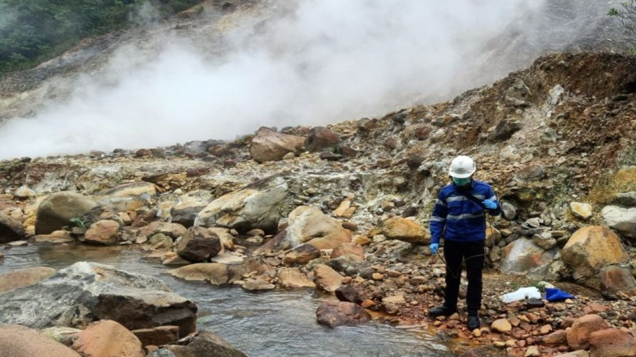 Petugas melakukan pemantauan lingkungan di kawasan Pembangkit Listrik Tenaga Panas Bumi (PLTP) di Pulau Flores, NTT. (ANTARA/HO-Humas PLN UIW NTT)