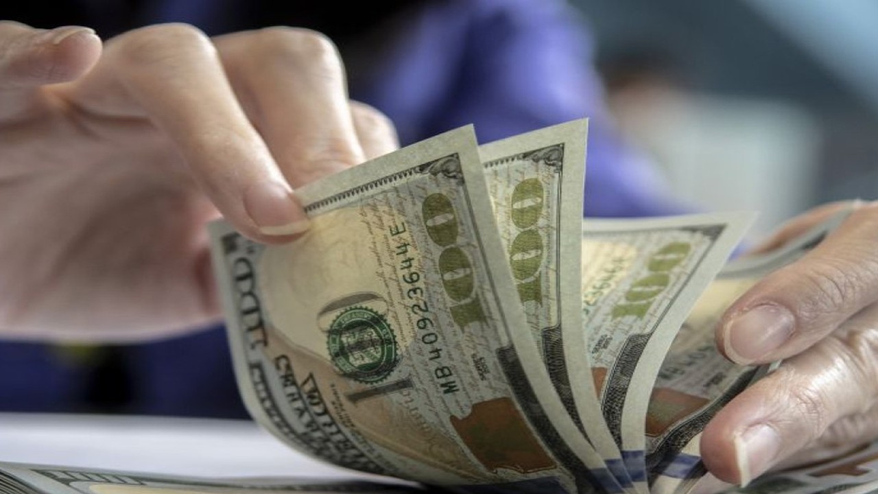 Petugas menghitung uang dolar AS di gerai penukaran mata uang asing VIP (Valuta Inti Prima) Money Changer, Jakarta, Jakarta, Rabu (16/11/2022). ANTARA FOTO/Muhammad Adimaja/foc (ANTARA FOTO/MUHAMMAD ADIMAJA)