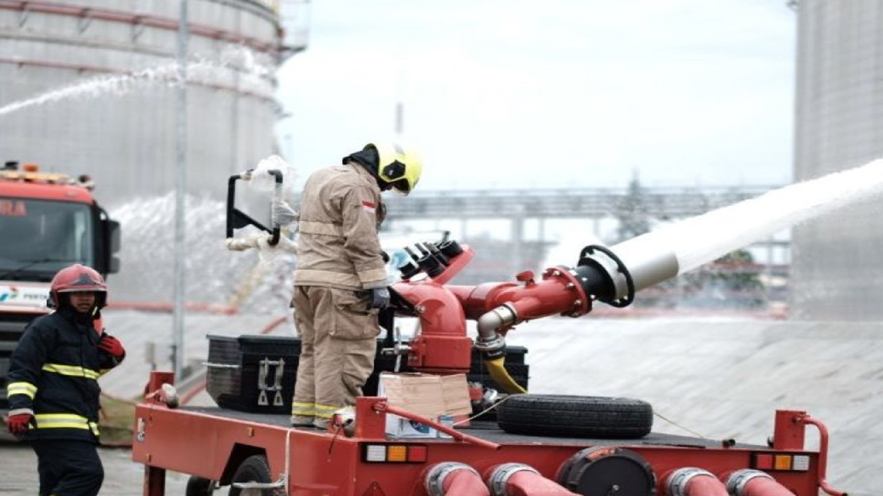 Petugas pemadam kebakaran internal Pertamina berjuang melawan api dalam simulasi penganan keadaan darurat, Selasa 22/11/2022 (ANTARA/novi abdi)