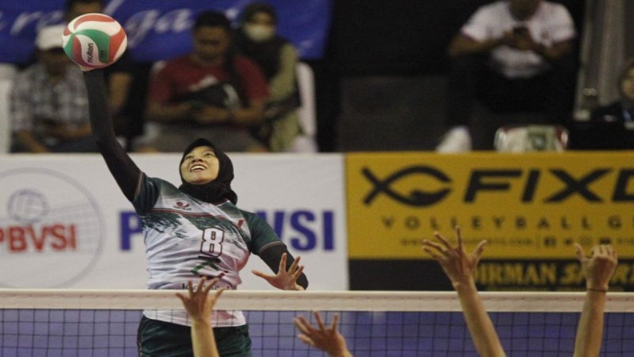 Pevoli Bank Jatim Surabaya Pertiwi Megawati Hangestri melakukan pukulan dalam pertandingan terakhir final four Livoli Divisi Utama 2022 melawan Kharisma Premium Bandung di GOR Ki Mageti, Magetan, Jawa Timur, Kamis (10/11/2022). (ANTARA/HO-PBVSI)