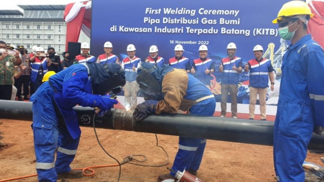Seremoni first welding atau pengelasan pertama infrastruktur distribusi gas bumi di Kawasan Industri Terpadu (KIT) Batang pada Rabu (16/12/2022). (ANTARA/HO-Nur Istibsaroh)