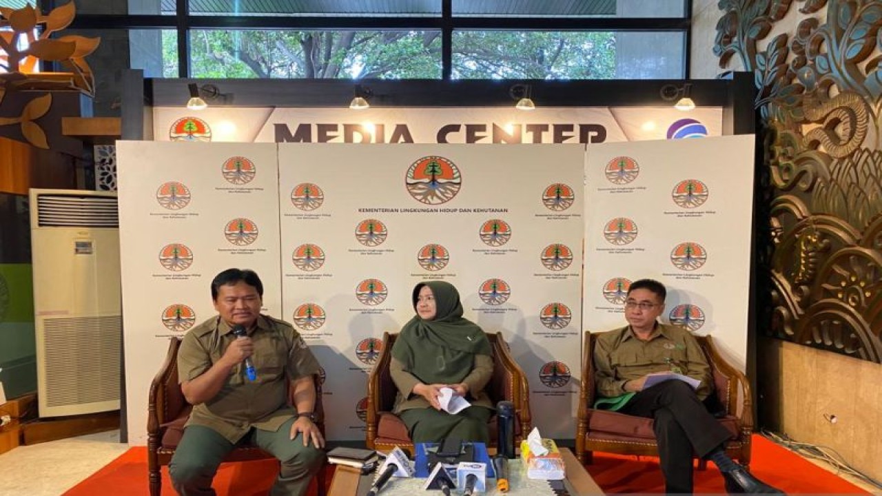 Dirjen PPI KLHK Laksmi Dhewanthi (tengah) dan Dirjen PHL KLHK Agus Justianto (kanan) dalam konferensi pers di Jakarta, Senin (28/11/2022) (ANTARA/Prisca Triferna)