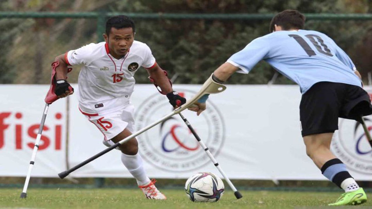 Arsip - Pesepak bola Tim Nasional Amputasi Indonesia (Garuda Inaf) Sahata Sianturi (kiri) berusaha melewati hadangan salah satu pesepak bola Tim Nasional Amputasi Uruguay dalam pertandingan fase penentuan peringkat dunia Piala Dunia Amputasi 2022 di Stadion Turkey Football Federation, Riva, Turki, Minggu (9/10/2022). Indonesia kalah dengan skor 2-3 dalam pertandingan tersebut dan harus puas menduduki peringkat ke-22 dari total 55 negara anggota World Amputee Football Federation (WAFF). ANTARA FOTO/Dharma Wijayanto/wsj.