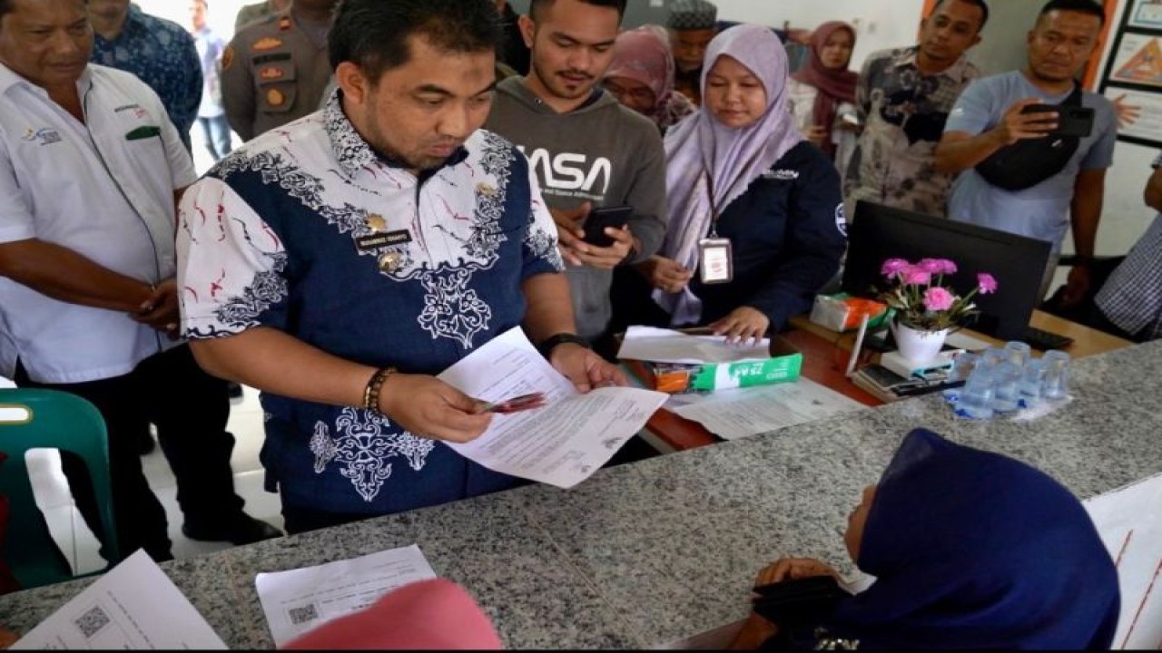 Pj Bupati Aceh Besar Muhammad Iswanto menyerahkan bantuan sosial secara simbolis. ANTARA/HO-Dokumentasi pribadi