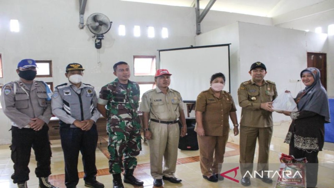Pj Bupati Landak Samuel menyerahkan bantuan sosial kepada perwakilan masyarakat Sebangki. ANTARA/istimewa