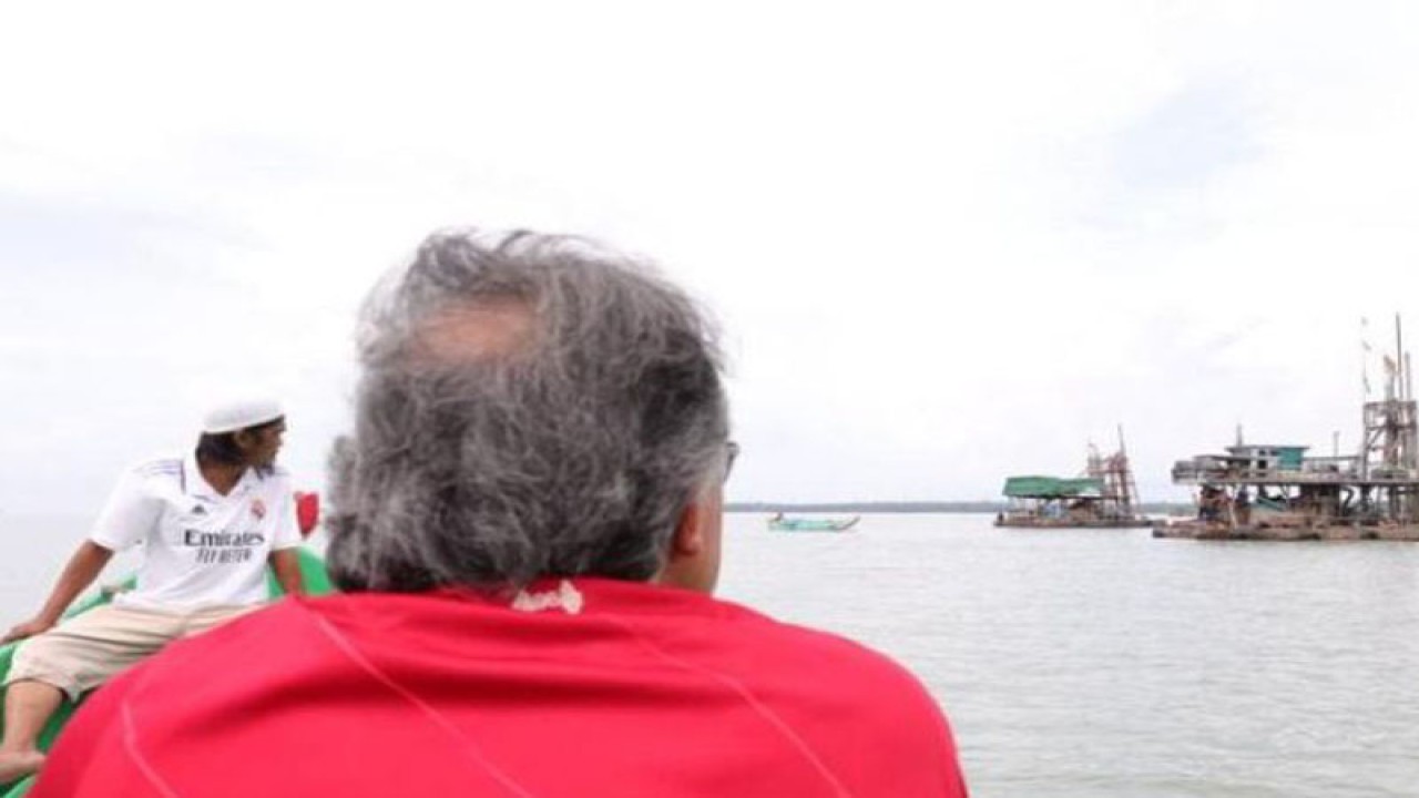 Penjabat (Pj) Gubernur Kepulauan Bangka Belitung Ridwan Djamaluddin (berbaju merah) mengunakan perahu nelayan mendatangi puluhan Ponton Isap Produksi (PIP) penambangan bijih timah di Kawasan Wisata Teluk Rubiah Kabupaten Bangka Barat. (ANTARA/HO-Diskominfo Babel)