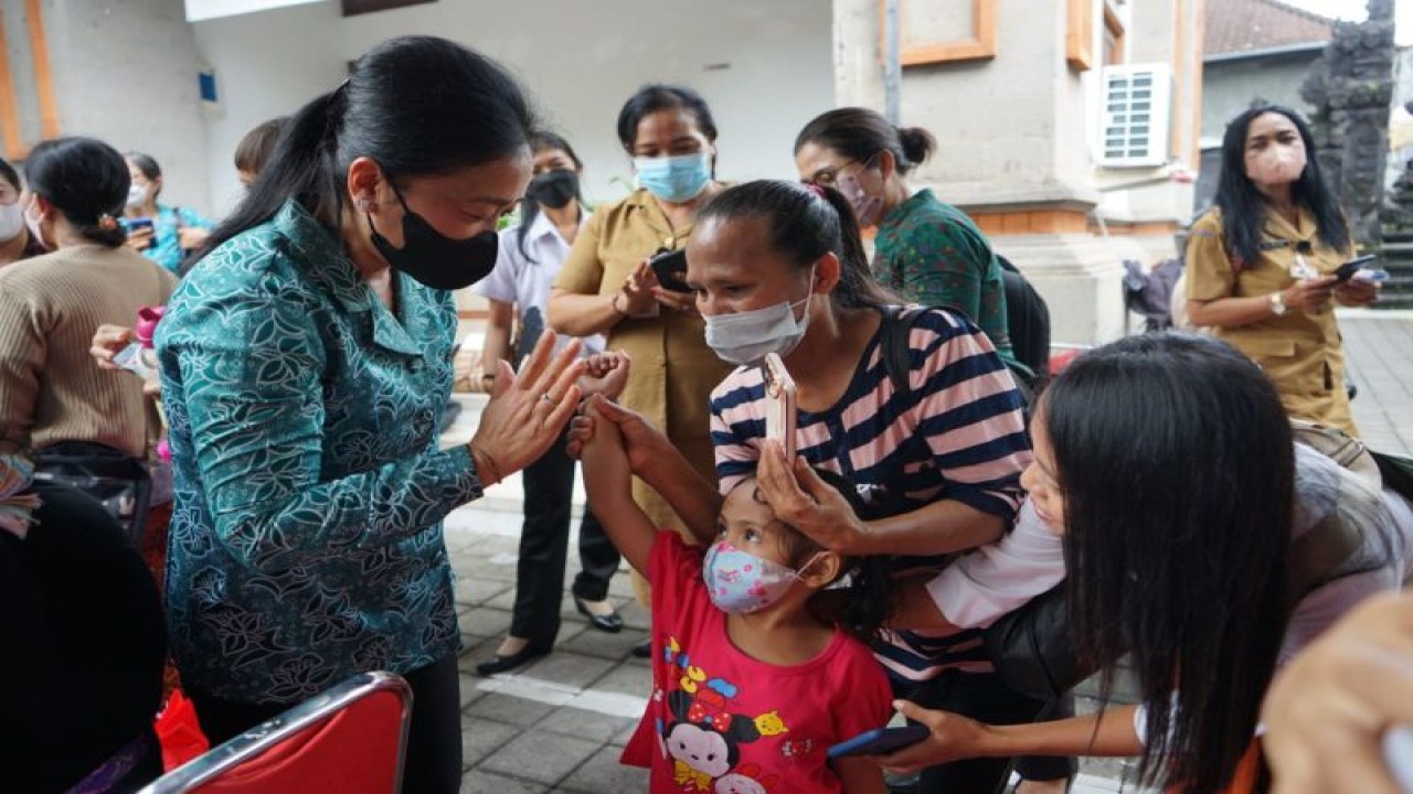 Ketua Tim Penggerak PKK Kota Denpasar, Provinsi Bali, Sagung Antari Jaya Negara saat berbincang dengan salah satu penerima paket PMT di Denpasar, Kamis (24/11/2022). FOTO ANTARA/HO-Pemkot Denpasar.