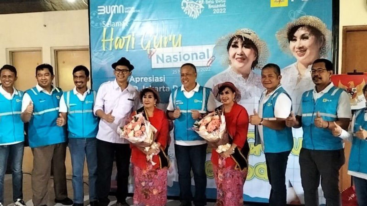 General Manager (GM) PLN UID Jakarta Raya Doddy B Pangaribuan (tengah) memberikan apresiasi berupa bunga untuk Ibu Guru Kembar, Sri Rosyati dan Sri Irianingsih di Sekolah Darurat Kartini Ancol, Pademangan, Jakarta Utara, dalam rangka Hari Guru pada Jumat (25/11/2022). ANTARA/Abdu Faisal