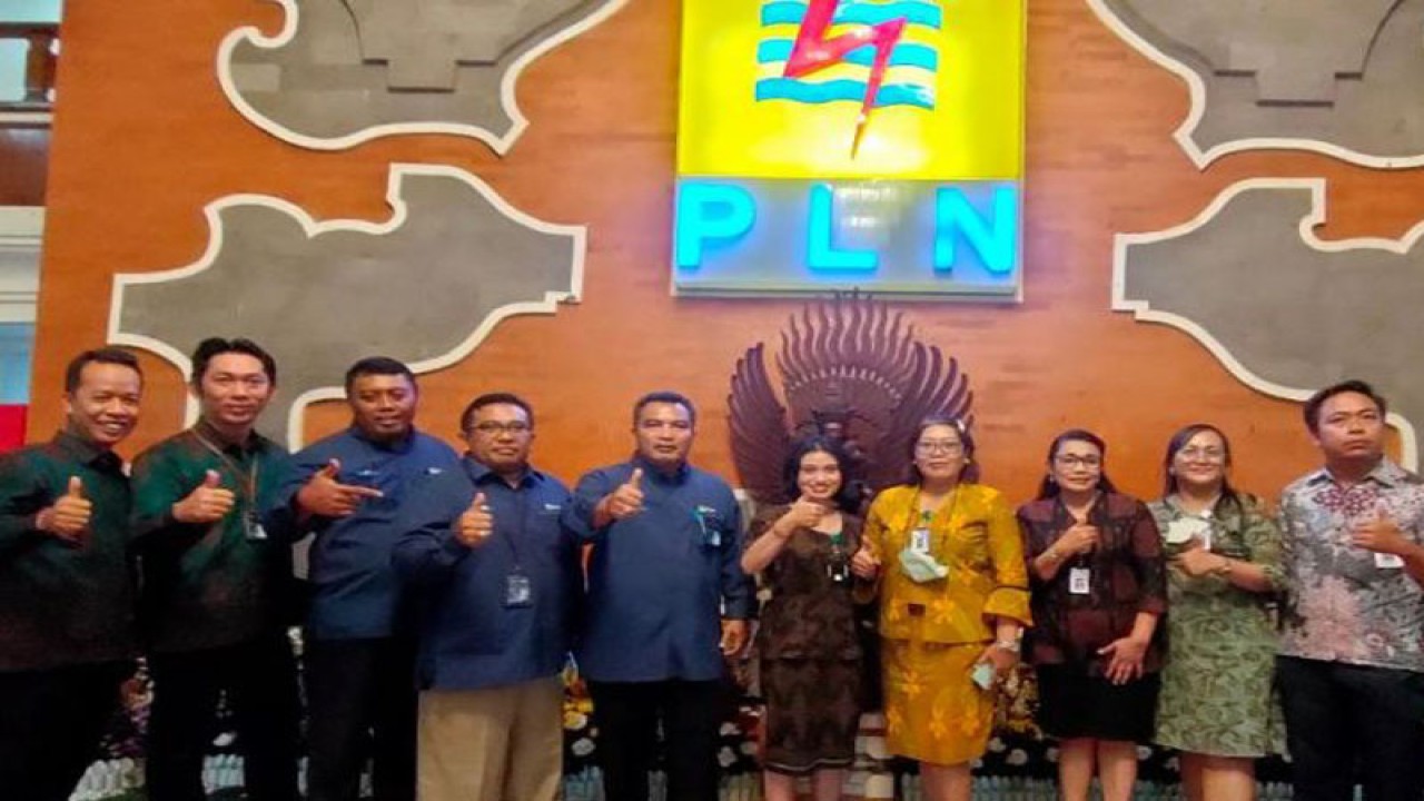Senior Manager Perencanaan PT PLN IUD Bali Putu Putrawan bersama dewan juri BUMN CSR Award di Denpasar, Selasa (29/11/2022). ANTARA/Ni Luh Rhismawati.