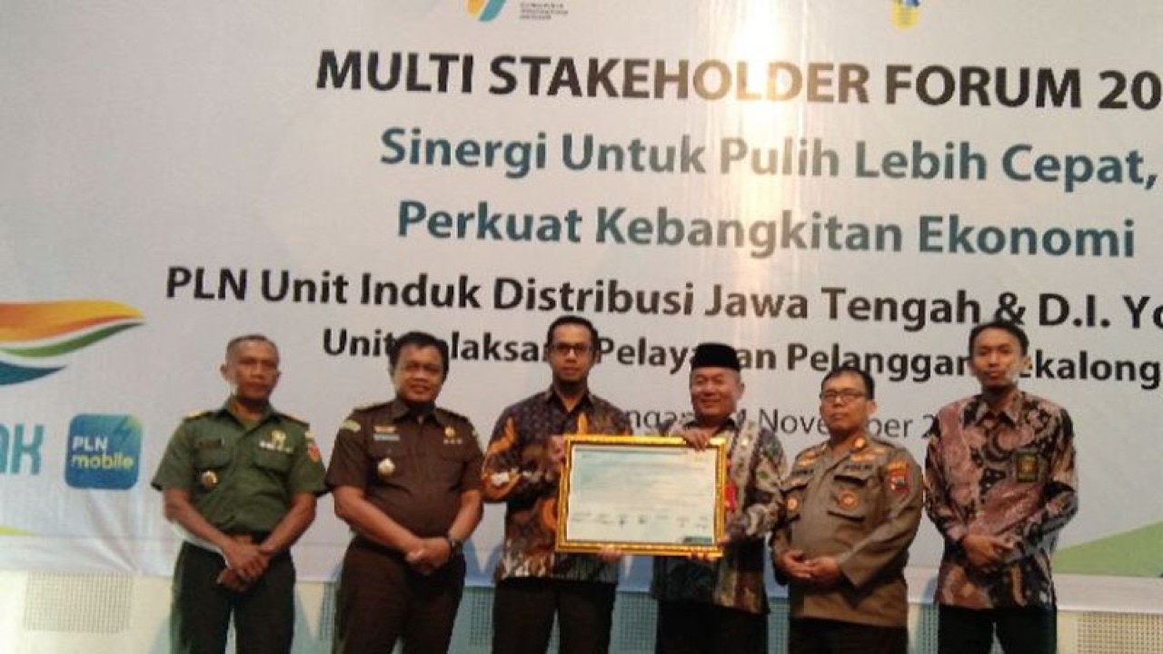 Manajer PLN Unit Pelaksana Pelayanan Pelanggan (UP3) Pekalongan Muhammad Khadafi (nomor 3 dari kiri) bersama Wakil Wali Kota Pekalongan Salahudin (nomor 4 dari kiri) mendeklarasikan fakta integritas usai acara Multi Stakeholder Forum 2022 di Pekalongan, Kamis (24/11/2022). (ANTARA/Kutnadi)