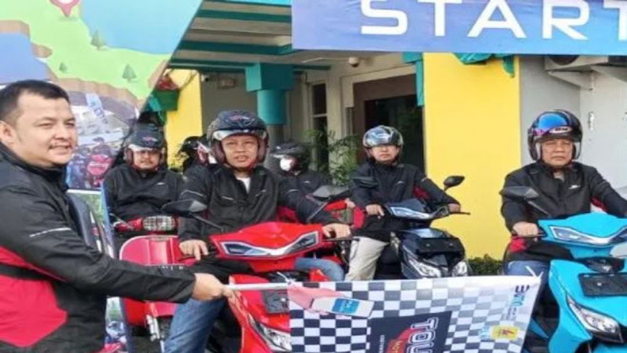 PLN UIW Babel touring sosialisasikan sepeda motor listrik di Kota Pangkalpinang. (ANTARA/HO-Humas PLN Babel)