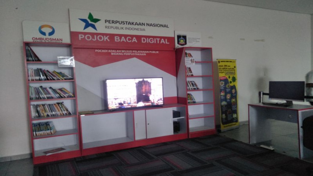 Pojok baca digital yang telah dipasang di Kantor Bupati Lombok Tengah, Nusa Tenggara Barat dalam rangka meningkatkan minat baca warga setempat. (ANTARA/Akhyar)