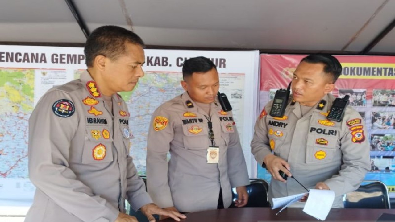 Kepala Bidang Humas Polda Jabar Kombes Pol Ibrahim Tompo (kiri) saat mengunjungi posko gempa di Polres Cianjur, Jawa Barat, Selasa (29/11/2022). ANTARA/Ahmad Muzdaffar Fauzan