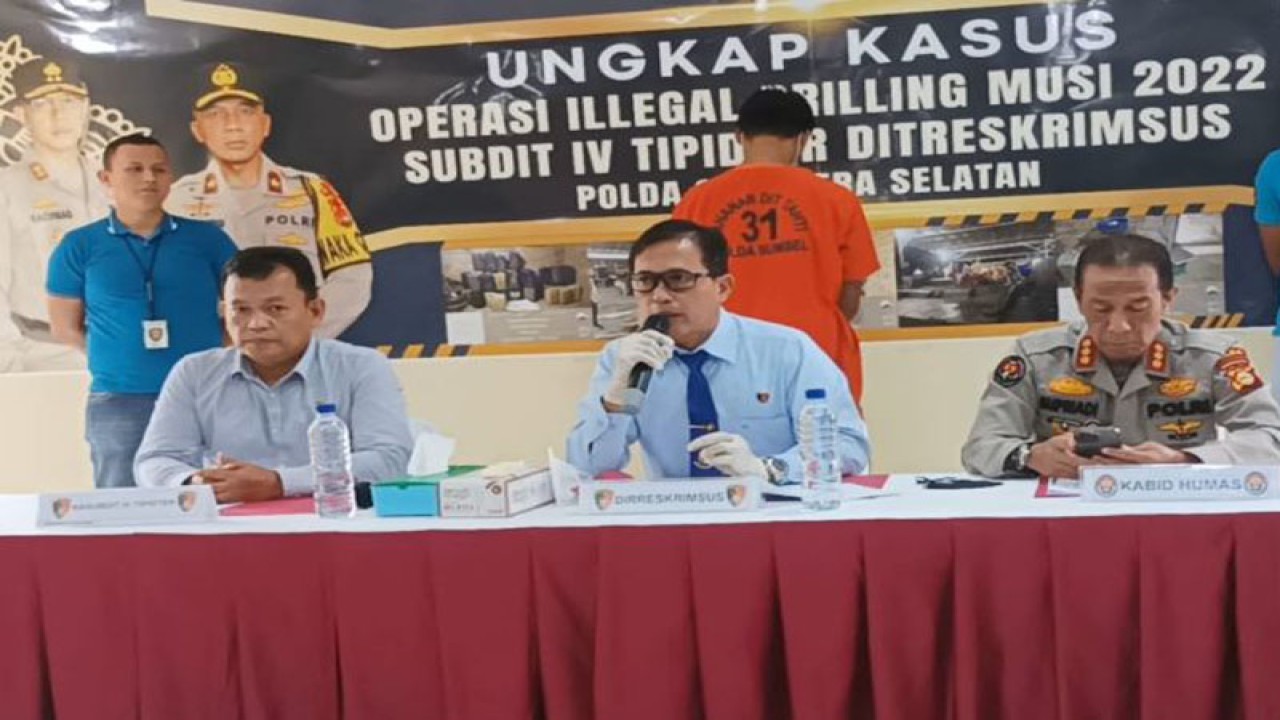 Direktur Direktorat Reserse Kriminal Khusus Polda Sumatera Selatan Kombes Pol Barly Ramadhany memimpin ungkap kasus perniagaan bahan bakar minyak (BBM) jenis solar bersubsidi secara ilegal di Kabupaten Ogan Komering Ulu Timur, Sumatera Selatan, Selasa (29/11/2022). ANTARA/M Riezko Bima Elko P