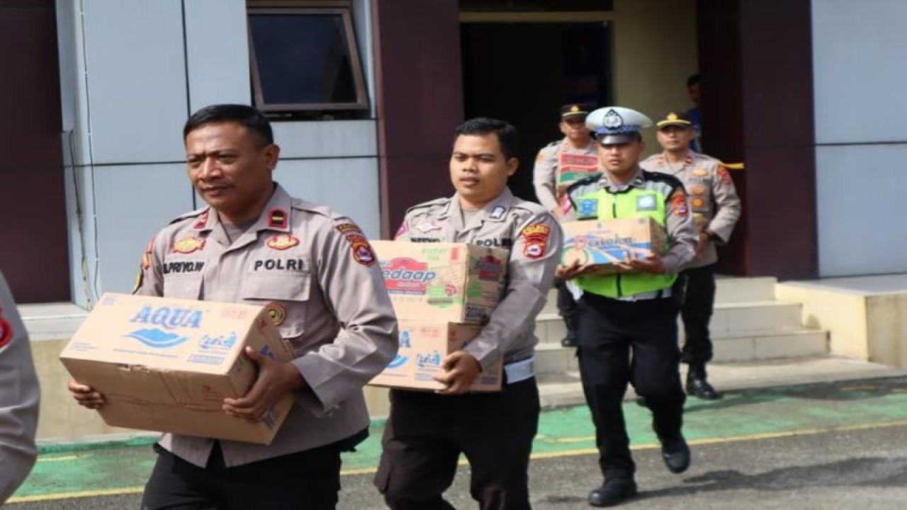 Kepolisian Resor (Polres) Pandeglang Polda Banten menyalurkan bantuan logistik untuk masyarakat korban gempa berkekuatan magnitudo 5,6 yang melanda Kabupaten Cianjur, Jawa Barat. ANTARA/HO-Polres Pandeglang