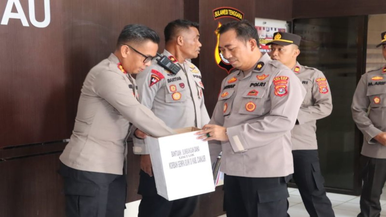 Kepolisian resor Baubau menggalang dana untuk membantu korban bencana gempa di Cianjur, Jabar, di Baubau, Jumat. (Antara/HO-Polres Baubau)