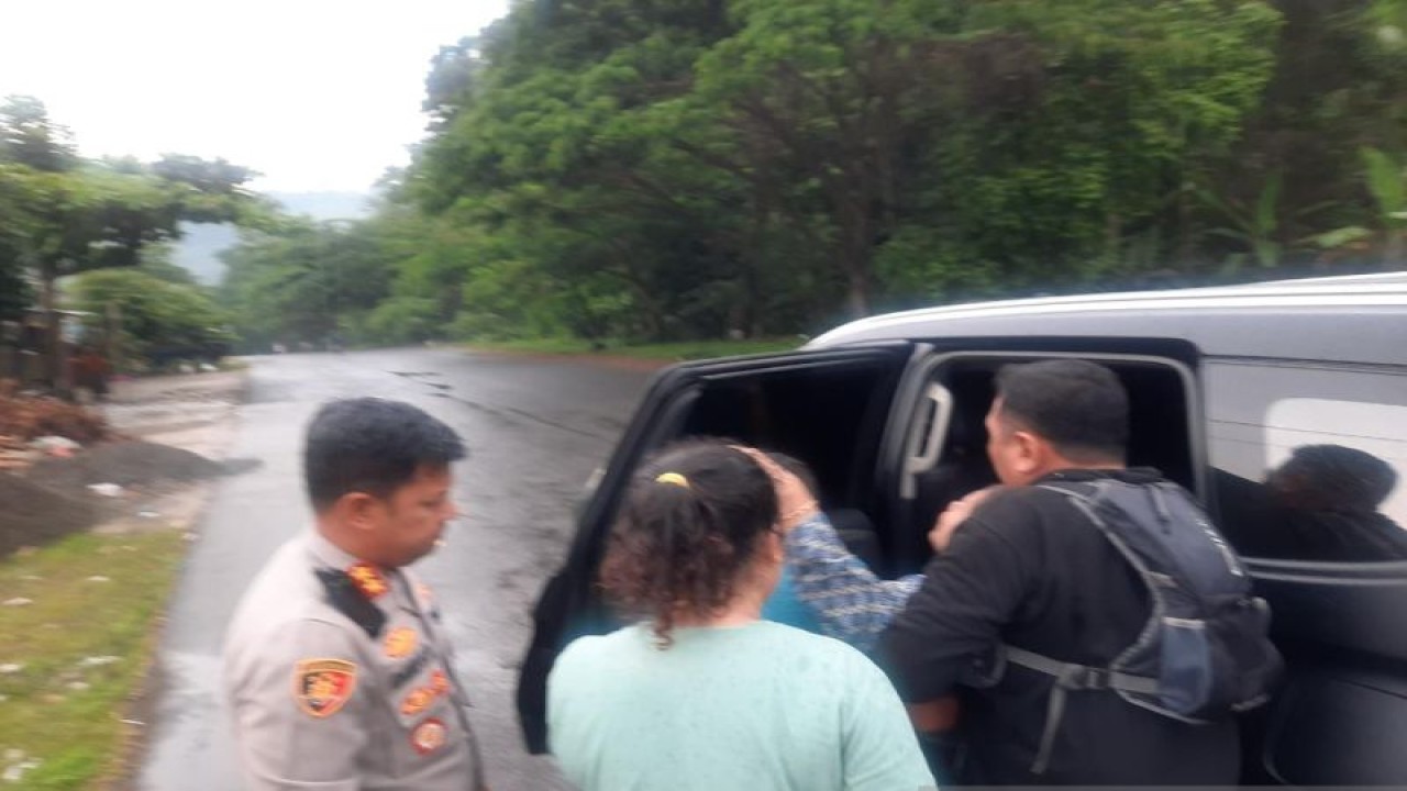 Kapolres Sukabumi AKPB Dedy Dharmawansyah saat mengevakuasi pelajar korban kecelakaan tunggal menggunakan kendaraan dinas kapolres di Palabuhanratu, Kabupaten Sukabumi, Jawa Barat. ANTARA/Aditya Rohman