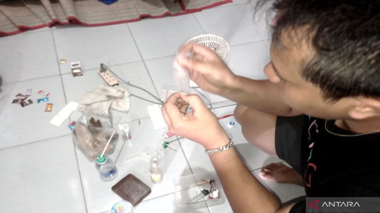 Petugas kepolisian berseragam bebas memeriksa barang bukti hasil penggerebekan aksi pesta sabu di sebuah rumah di Gunungsari, Lombok Barat, NTB, Selasa (22/11/2022). ANTARA/Dhimas BP