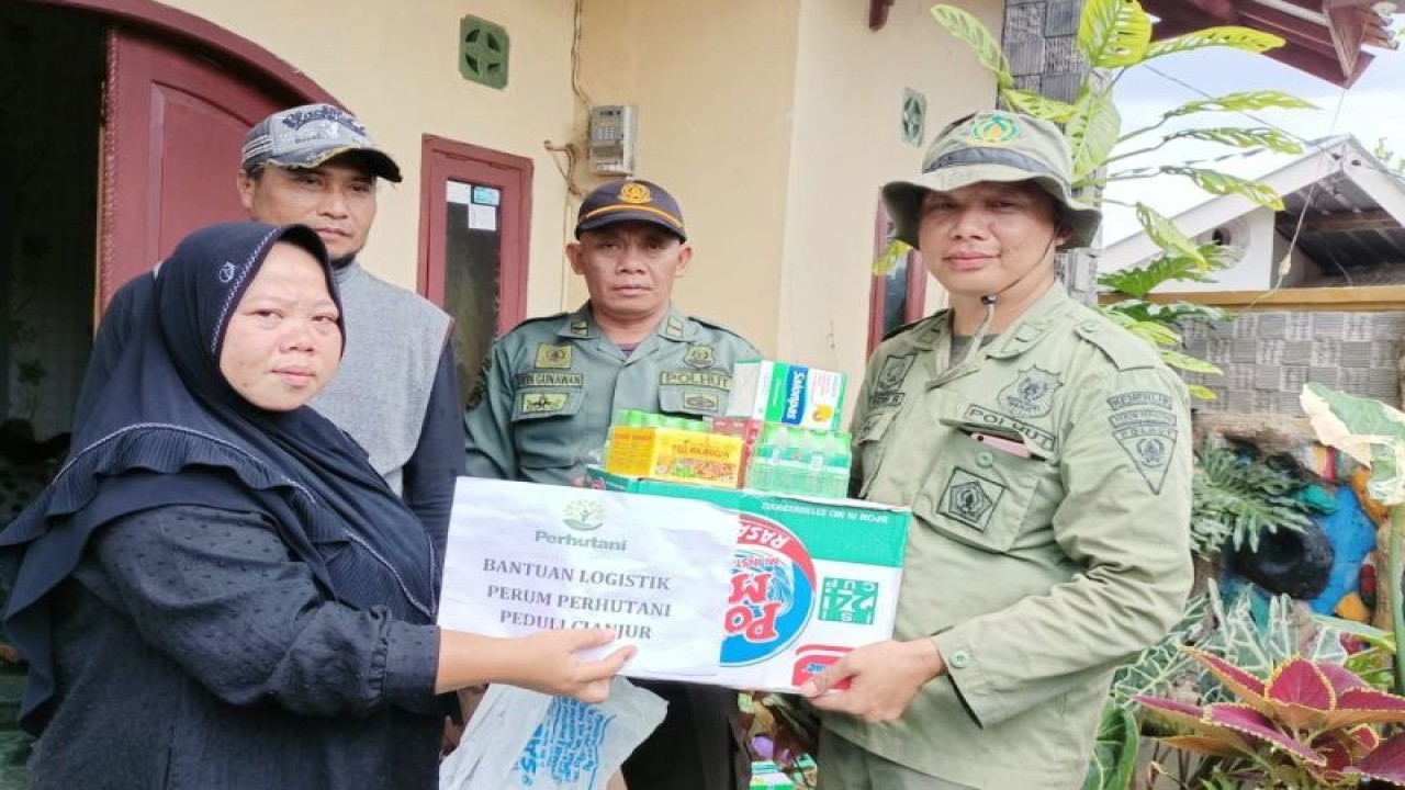 Polisi hutan serahkan bantuan untuk korban bencana gempa bumi di Kabupaten Cianjur, Jawa Barat. (ANTARA/HO-Perhutani)
