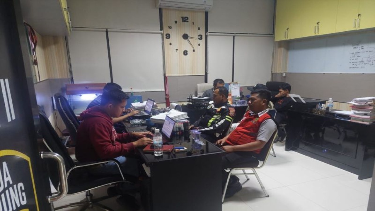 Polisi sedang melakukan pemeriksaan terhadap seorang pengendara motor yang melintasi Jalan Tol Trans Sumatera (JTTS), ruas Bakauaheni-Terbanggi Besar (Bakter) di Lampung. ANTARA/HO