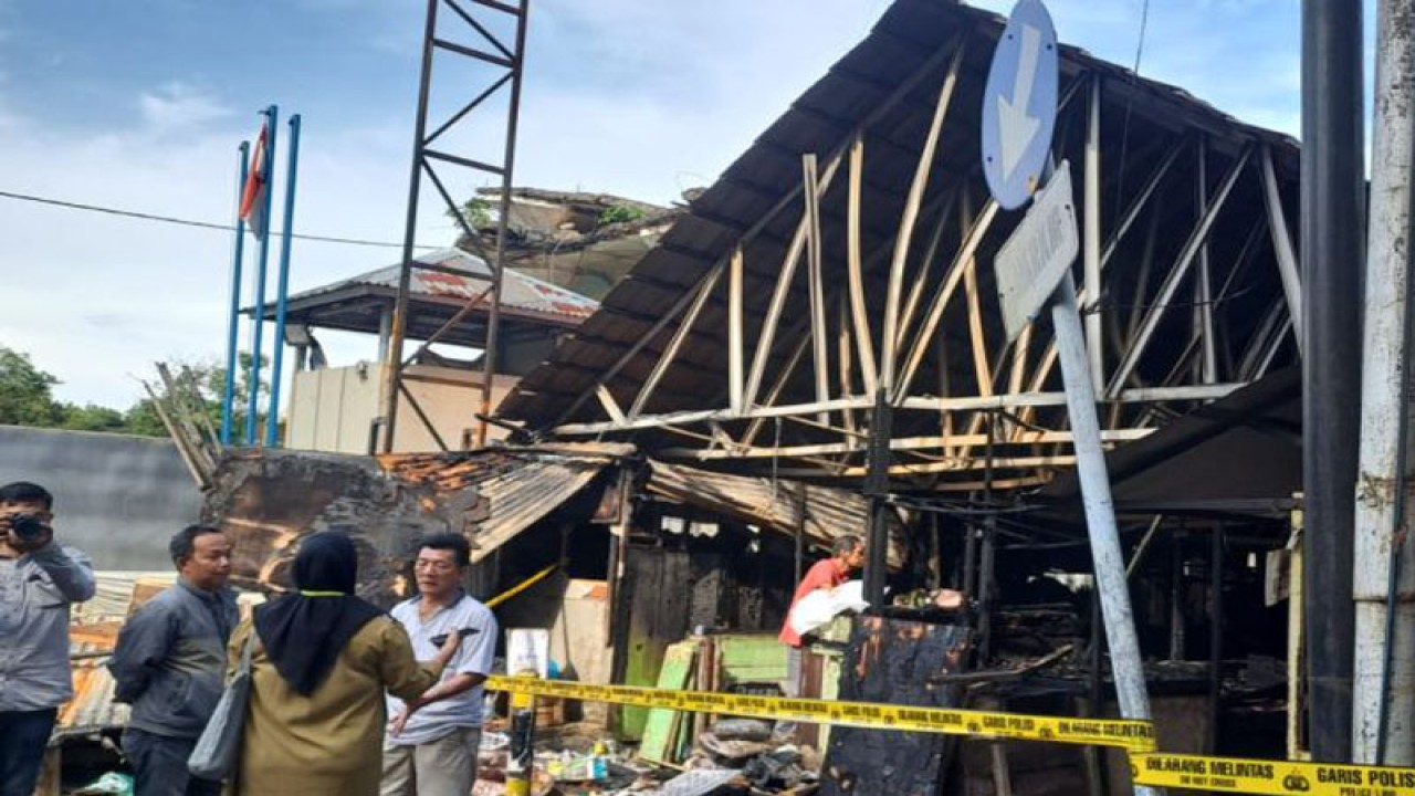 Pasar Cinde di Jalan Jendral Sudirman, Kota Palembang, Sumatera Selatan hangus terbakar dipasang garis polisi, Senin (28/11/2022) (ANTARA/M Riezko Bima Elko P/22)