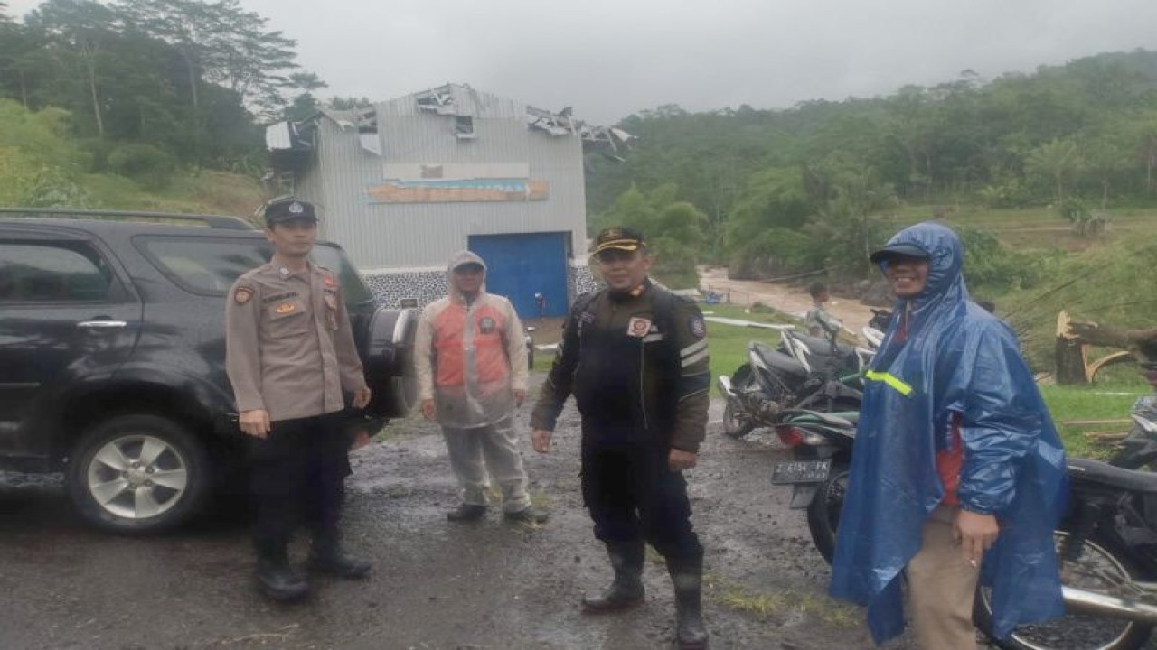 Polisi mengecek kebocoran pipa PLTMH Cirompang yang terjadi di Kampung  Rancateureup, Desa/Kecamatan Bungbulang, Kabupaten Garut, Jawa Barat. ANTARA/HO-Polsek Bungbulang