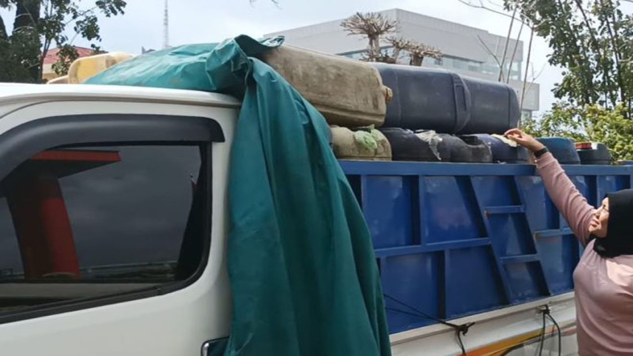 Barang bukti satu unit mobil bak terbuka Daihatsu warna putih nomor polisi BE-8681-ZF memuat 44 jeriken berisi minyak solar bersubsidi yang disita Satuan Tugas Operasi Minyak Ilegal Direktorat Reserse Kriminal Khusus Polda Sumatera Selatan, Selasa (29/11/2022). ANTARA/M Riezko Bima Elko P