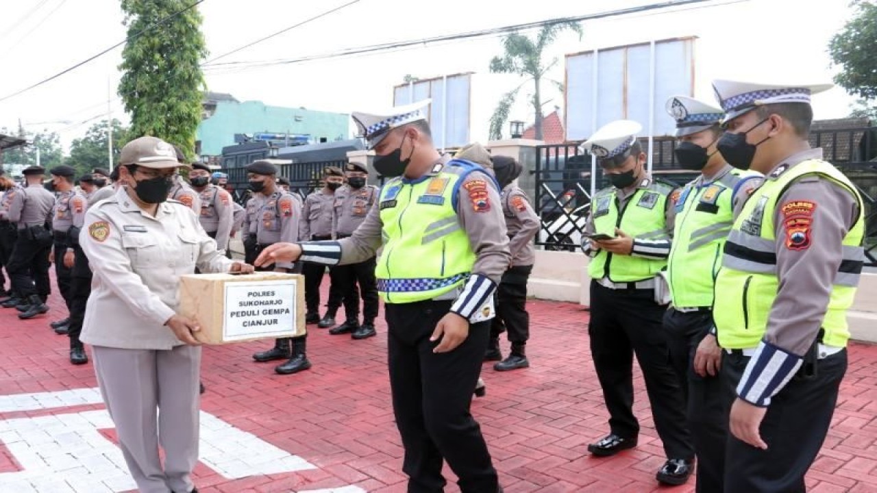 Sejumlah petugas kepolisian saat melakukan penggalangan dana bantuan sosial untuk korban bencana gempa Cianjur di halaman Mapolres Sukoharjo, Jumat (25/11/2022). ANTARA/HO--Humas Polres Sukoharjo.