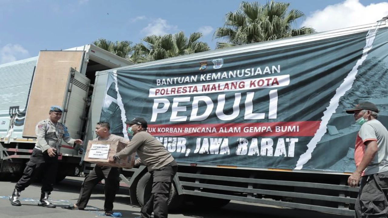 Pengiriman bantuan untuk korban gempa bumi Kabupaten Cianjur, Jawa Barat oleh Kepolisian Resor Kota (Polresta) Malang Kota, di Kota Malang, Jawa Timur, Jumat (25/11/2022). (ANTARA/HO-Humas Polresta Malang Kota)