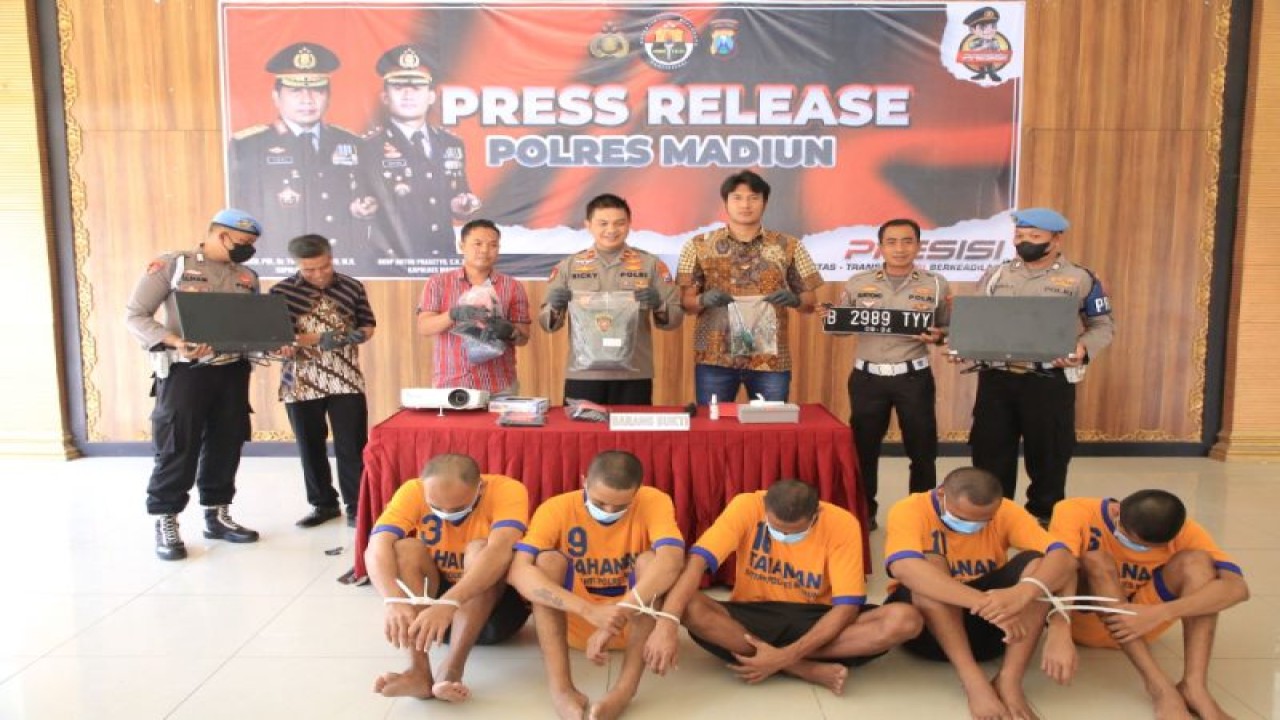 Wakapolres Madiun Kompol Ricky bersama jajaran menggelar pers rilis ungkap kasus kriminalitas pencurian komputer SMPN Geger di Mapolres Madiun, Jumat (25/11/2022). ANTARA/HO-Humas Polres Madiun