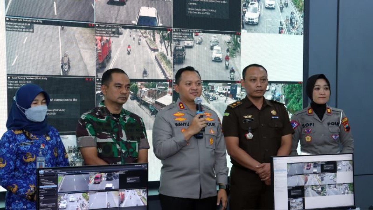 Kapolres Sukoharjo AKBP Wahyu Nugroho Setyawan (tengah) memberikan keterangan dalam peresmian TMC Satlantas di Polres Sukoharjo, Jawa Tengah, Selasa (29/11/2022). (ANTARA/Bambang Dwi Marwoto)