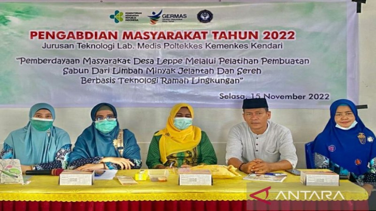Poltekkes Kendari latih warga pesisir Desa Leppe Kecamatan Soropia, Kabupaten Konawe, Provinsi Sulawesi Tenggara cara membuat sabun dari limbah minyak jelantah, Selasa (15/11/2022) (ANTARA/Harianto)