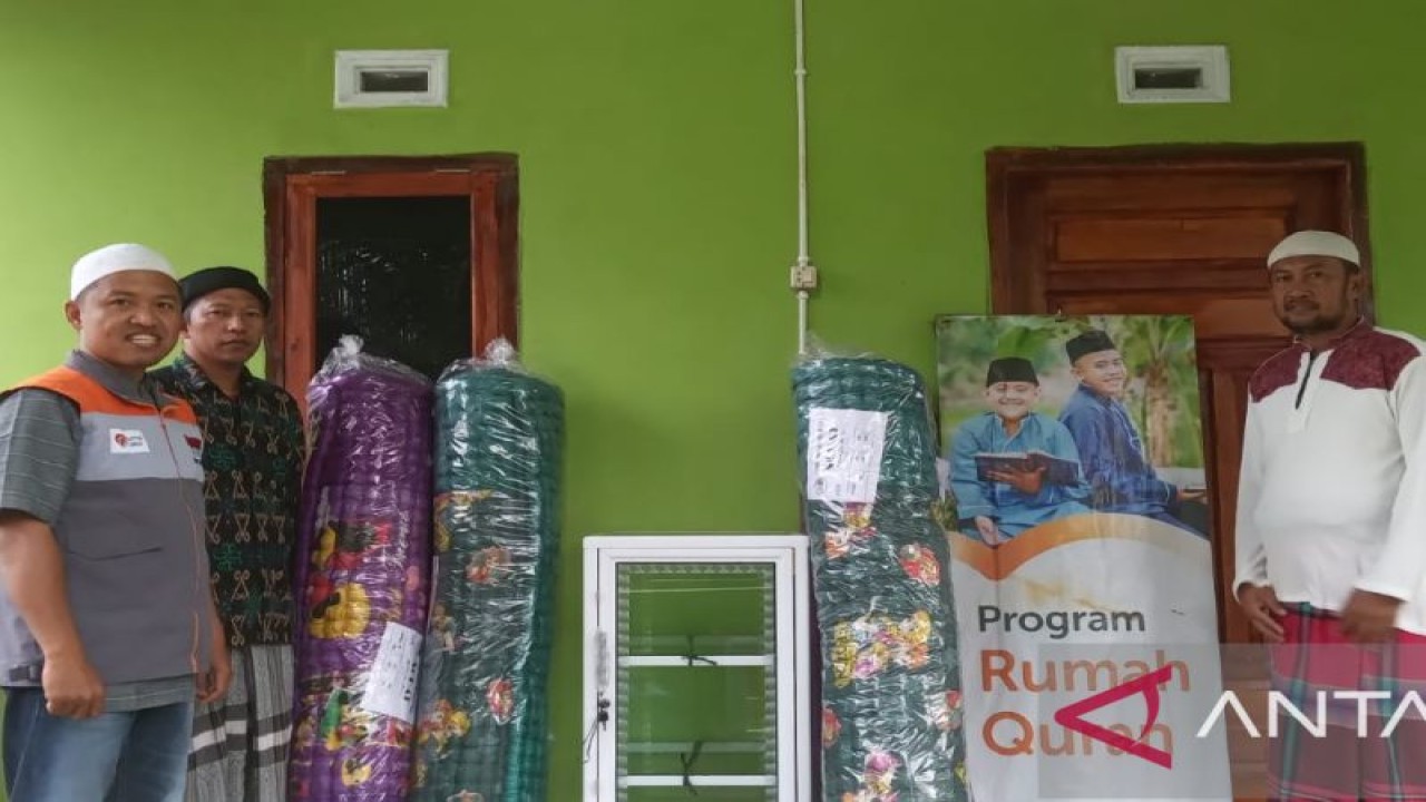 Pimpinan Pondok Quran Ar Rahman, Achmad Suherman (kanan baju putih koko) (ANTARA/Kasmono)