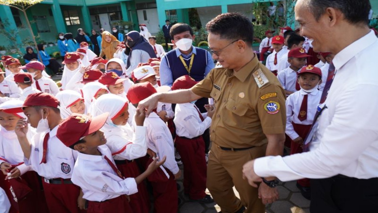Wali Kota Pontianak Edi Rusdi Kamtono berbincang akrab dengan para siswa SDN 34 Pontianak Kota usai upacara peluncuran Program Kemenkeu Mengajar. (Foto ANTARA/HO-Jimi)