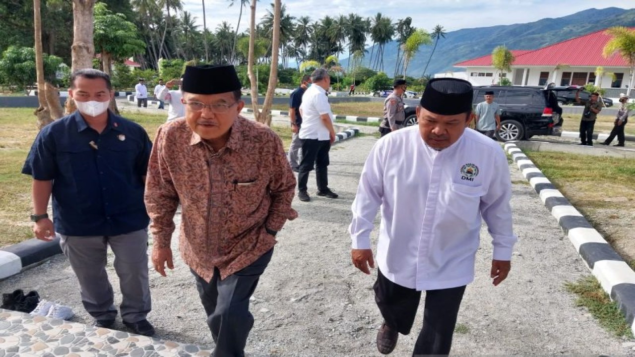 Ketua Umum PP DMI Jusuf Kalla didampingi Sekretaris PW DMI Sulteng Muchtar Ibnu Masud (kanan), saat berkunjung di Pondok Pesantren Insan Cita Indonesia (ICI), di Kabupaten Sigi, Jumat (25/11/2022). (FOTO ANTARA/Muhammad Hajiji)