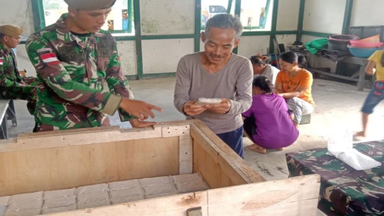 Prajurit Satgas Pamtas Yonarmed 19/105 Trk Bogani memberikan pelatihan pembuatan tempe kepada masyarakat di Desa Sungai Senunuk Kecamatan Batang Lupar, daerah perbatasan Indonesia-Malaysia, wilayah Kapuas Hulu Kalimantan Barat, Senin (14/11/2022). ANTARA/HO-Penerangan Yonarmed 19/105 Trk Bogani. (Teofilusianto Timotius)