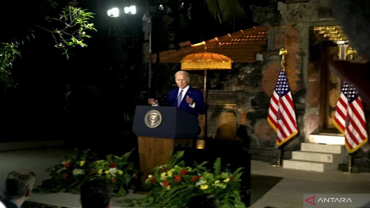 Presiden Amerika Serikat Joe Biden memberi keterangan kepada jurnalis asing dan Indonesia pada sela-sela kegiatannya menghadiri rangkaian KTT G20 di Nusa Dua, Badung, Bali, Senin (14/11/2022). ANTARA/Genta Tenri Mawangi