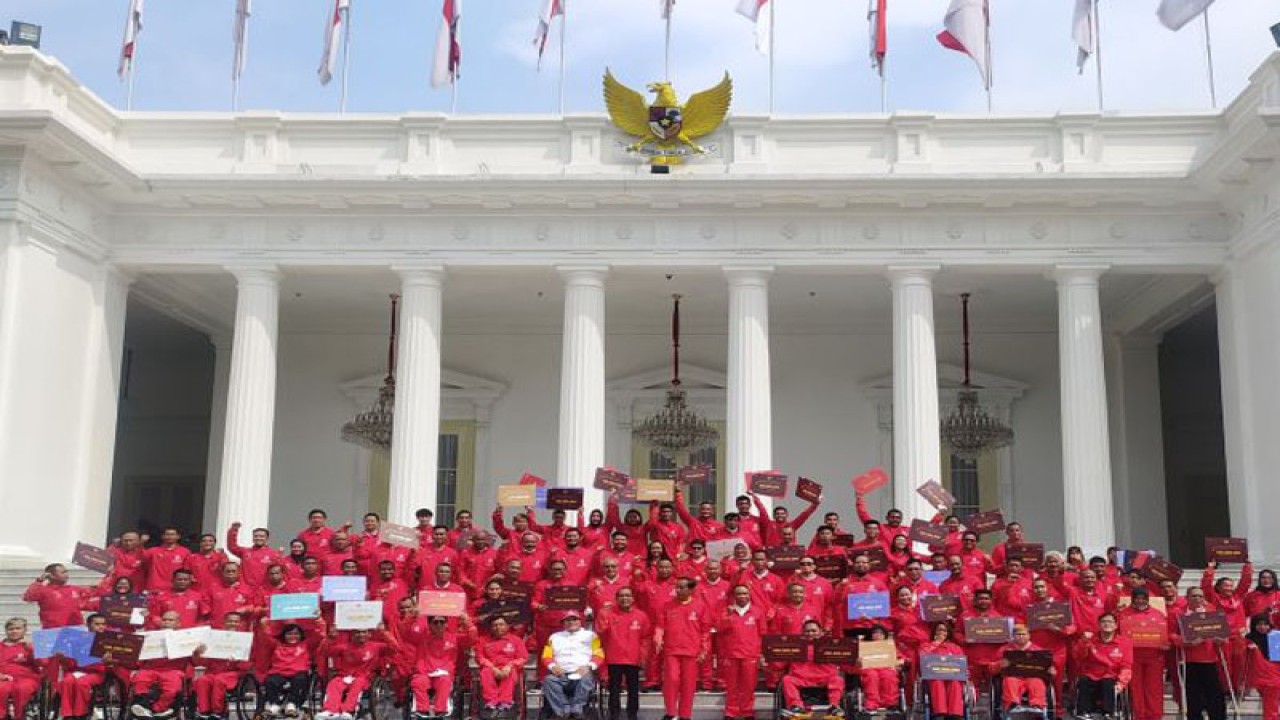 Presiden Joko Widodo yang didampingi Menteri Sekretaris Negara Pratikno dan Menteri Pemuda dan Olahraga Zainudin Amali di halaman Istana Merdeka, Jakarta, Senin (28/11) memberikan apresiasi berupa bonus sebesar Rp309 miliar bagi para atlet Indonesia yang bertanding di ASEAN Paragames XI 2022 Surakarta. (ANTARA/Indra Arief Pribadi)