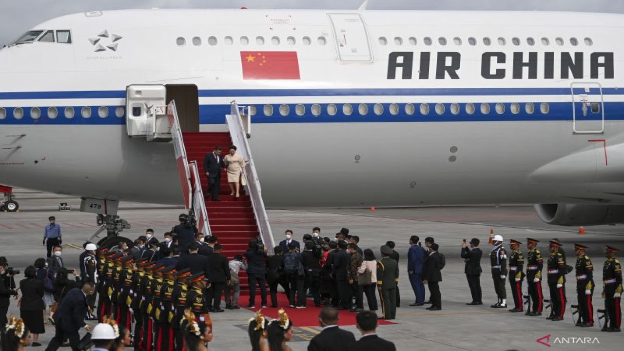 Presiden Cina Xi Jinping (kiri) bersama istri Peng Liyuan berjalan keluar pesawat setibanya di Terminal VVIP I Bandara I Gusti Ngurah Rai Bali, Senin (14/11/2022). Kedatangan Presiden China tersebut untuk mengikuti KTT G20 yang akan berlangsung pada 15-16 November mendatang. ANTARA FOTO/Media Center G20 Indonesia/M Risyal Hidayat/nym