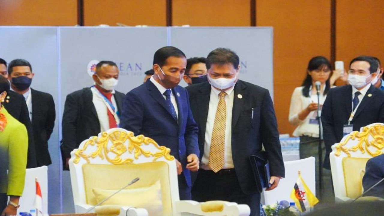 Presiden Joko Widodo dan Menteri Koordinator Bidang Perekonomian Airlangga dalam pertemuan dengan dunia usaha ASEAN di sela-sela rangkaian KTT ASEAN ke-40 dan ke-41 di Phnom Penh, Kamboja, Kamis (10/11/2022). (Kemenko Perekonomian)