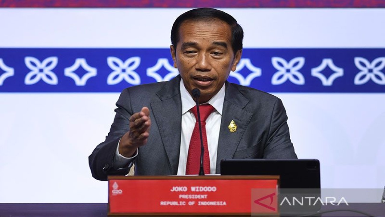 Presiden Joko Widodo menyampaikan hasil KTT G20 kepada wartawan di Media Center, BICC, Nusa Dua, Kabupaten Badung, Bali, Rabu (16/11/2022). ANTARA FOTO/Media Center G20 Indonesia/Aditya Pradana Putra/nym/pri.