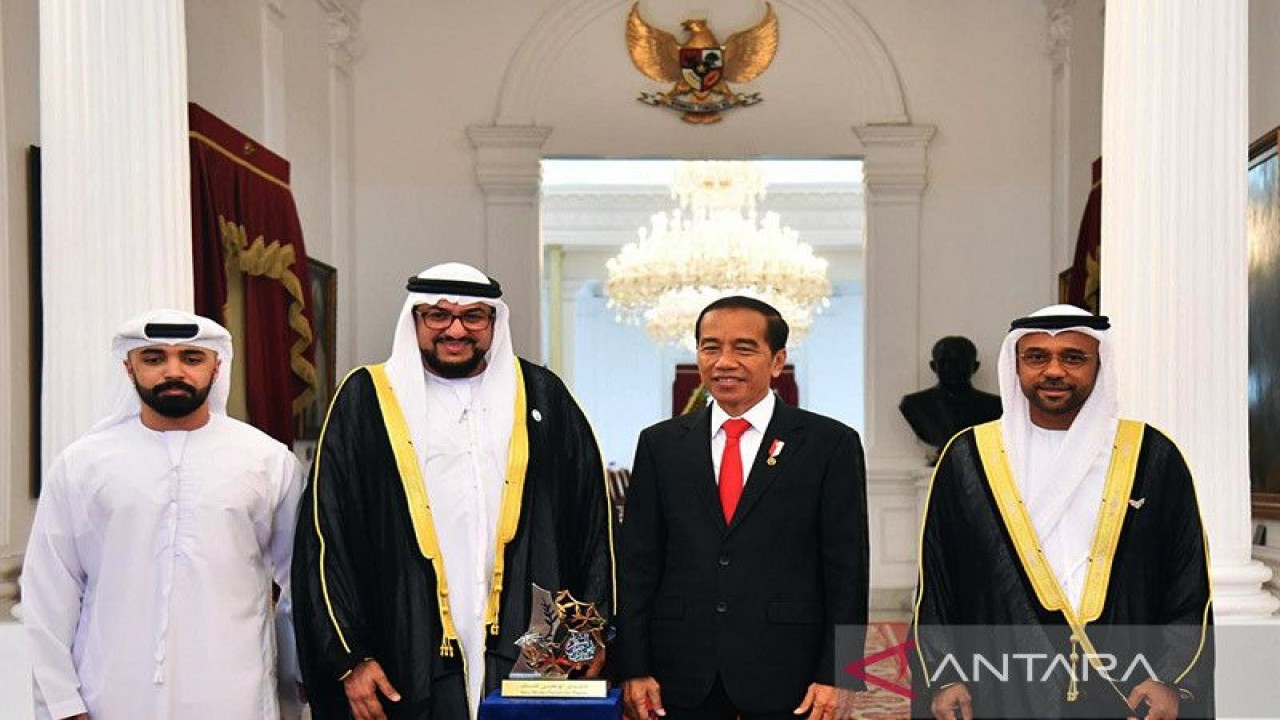 Presiden Joko Widodo menerima Penghargaan Perdamaian Internasional Imam Hasan bin Ali Tahun 2022 dari Abu Dhabi Forum Peace Award yang diserahkan langsung oleh Sekretaris Jenderal Forum Perdamaian Abu Dhabi Cheikhna Abdallah AlSheikh AlMahfodh Bin Bayah di Istana Merdeka, Jakarta, Senin (7/11/2022). (ANTARA/HO-Biro Pers Setpres/am)