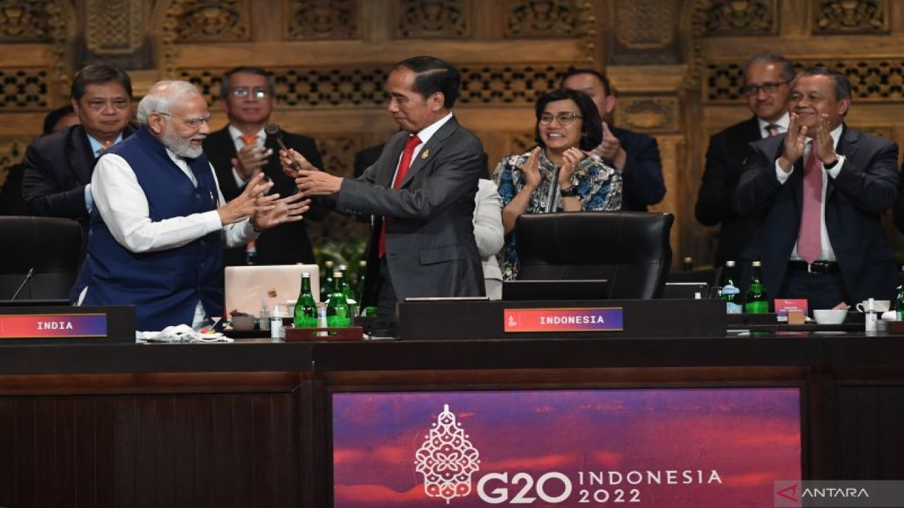 Presiden Joko Widodo (tengah) menyerahkan palu kepemimpinan G20 kepada Perdana Menteri India Narendra Damodardas Modi (kiri) pada penutupan Working Session 3 KTT G20 Indonesia 2022 di Nusa Dua, Bali, Rabu (16/11/2022). ANTARA FOTO/Media Center G20 Indonesia/Zabur Karuru/wsj. (ANTARA FOTO/ZABUR KARURU)