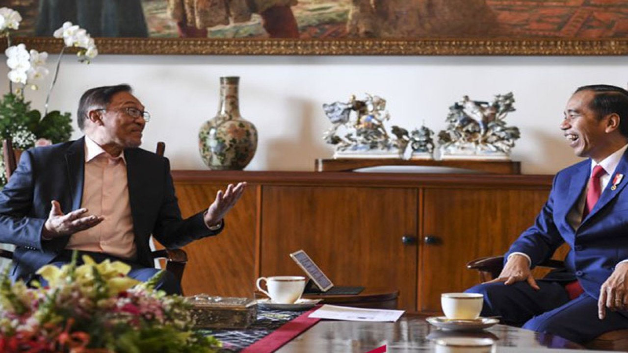 Presiden Joko Widodo (kanan) menerima kunjungan pemimpin Partai Keadilan Rakyat Malaysia Anwar Ibrahim (kiri) di Istana Bogor, Jawa Barat, Kamis (30/8/2018). (ANTARA FOTO/Hafidz Mubarak A)
