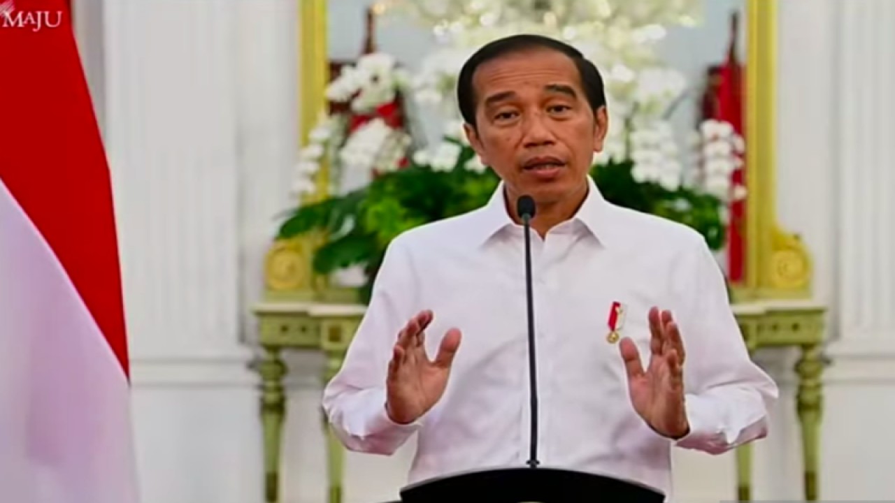 Tangkapan layar - Presiden Jokowi saat memberikan sambutan secara daring dalam Rapat Koordinasi Monitoring Evaluasi Instruksi Presiden Nomor 2 Tahun 2022 dipantau di Jakarta, Selasa (29/11). (ANTARA/Indra Arief)