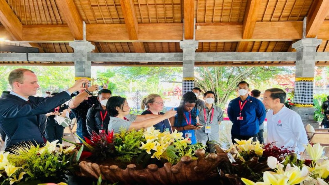 Presiden RI Joko Widodo berbincang dengan perwakilan media resmi G20 di kawasan Taman Hutan Rakyat, Bali, Rabu (16/11/2022). ANTARA/HO-Biro Pers Sekretariat Presiden