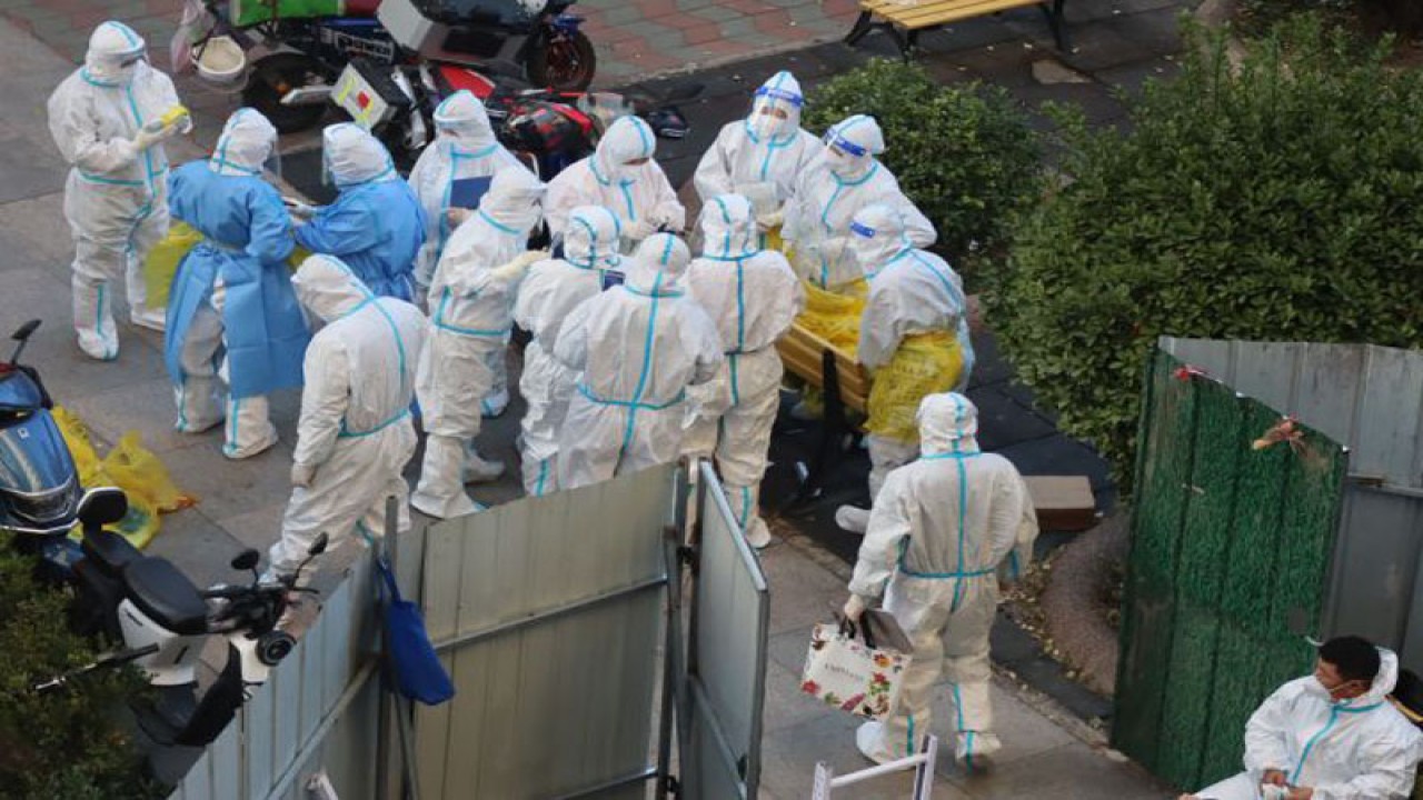 Sejumlah petugas medis dikerahkan di kompleks permukiman di Distrik Chaoyang, Beijing, China, yang sedang di-lockdown, Senin (21/11/2022), untuk mengambil sampel tes PCR para penghuninya. Otoritas Kota Beijing memperketat kebijakan nol kasus COVID-19 setelah ditemukan tiga kasus kematian dalam dua hari berturut-turut pada 19-20 November 2022. ANTARA FOTO/M. Irfan Ilmie (ANTARA/M. Irfan Ilmie)