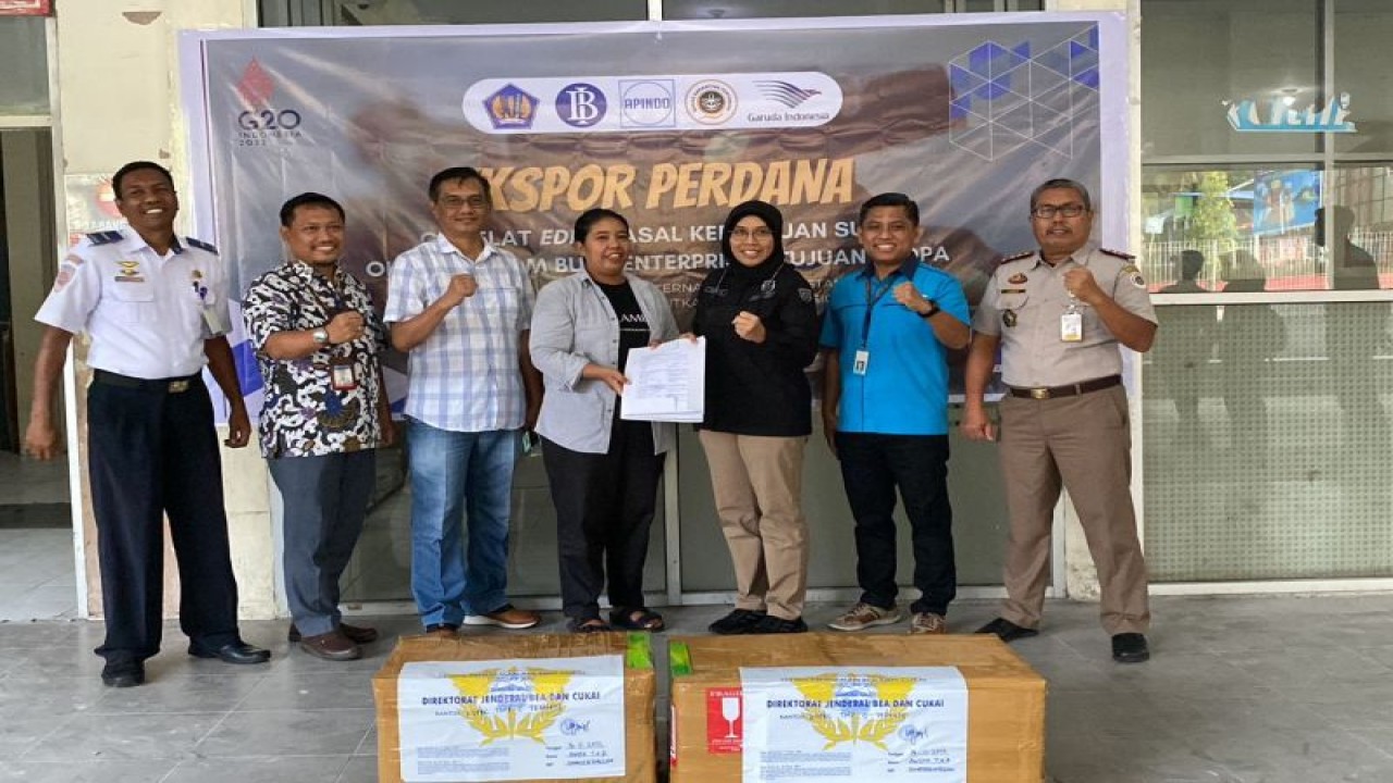 Provinsi Maluku Utara berhasil melakukan ekspor perdana salah satu potensi komoditi cokelat batangan sebanyak 22,4 kg dengan tujuan Negara Inggris melalui Bandara Sultan Baabullah Ternate (Abdul Fatah)